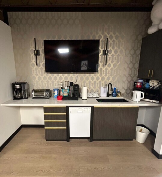 More Photos Of 15604-15626 116 Ave NW, Edmonton Showroom For Sale