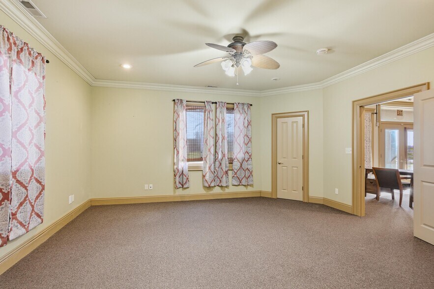 More Photos Of 2307 Missouri Ave, Carthage Light Distribution For Sale