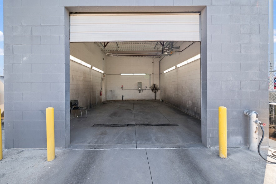 More Photos Of 11819 Southwest Fwy, Houston Auto Dealership For Lease