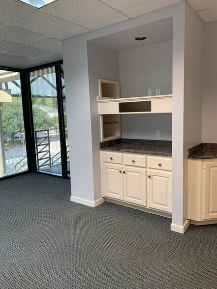 More Photos Of 8761 Perimeter Park Blvd, Jacksonville Office For Lease