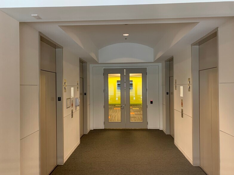 More Photos Of 75 N Fairway Dr, Vernon Hills Office For Sale