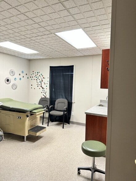 More Photos Of 1289 S Linden Rd, Flint Medical For Lease