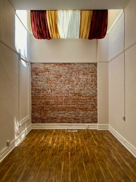 More Photos Of 203-207 E Main St, Hillsboro Storefront Retail Office For Sale