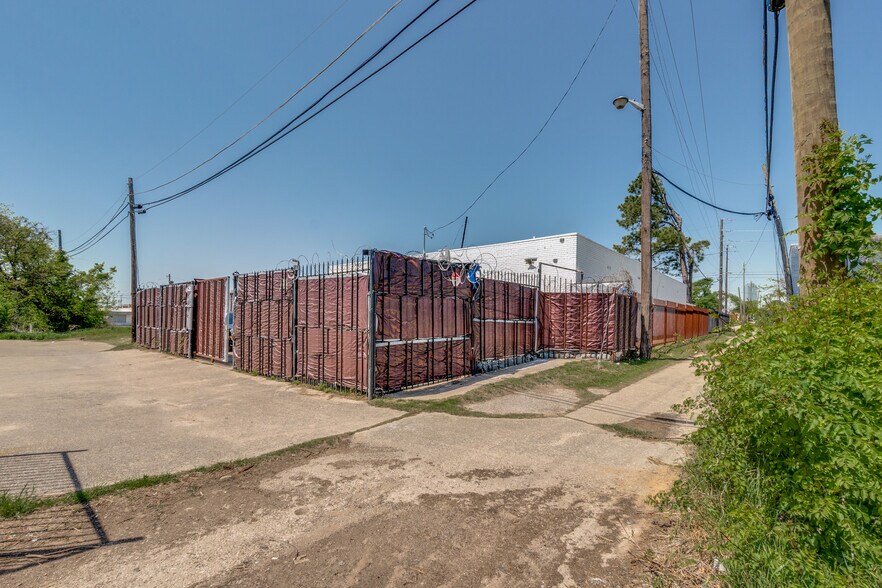 More Photos Of 1420 Martin Luther King Jr Blvd, Dallas Medical For Sale