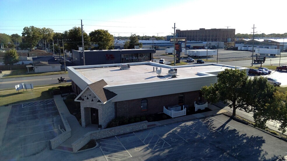 More Photos Of 435 E North St, Bradley Bank For Lease