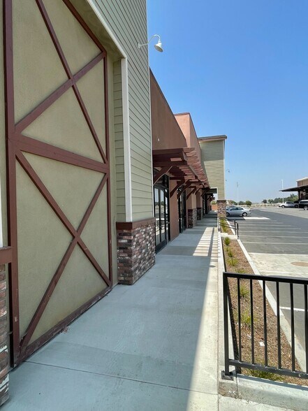 More Photos Of 8254 Mission Blvd, Jurupa Valley Unknown For Lease