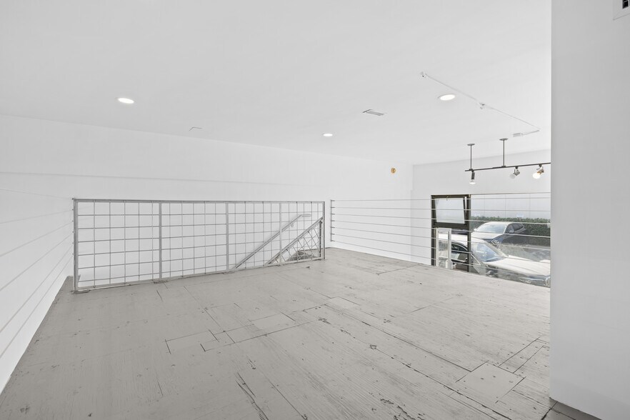 More Photos Of 1501 Main St, Venice Storefront Retail Office For Lease