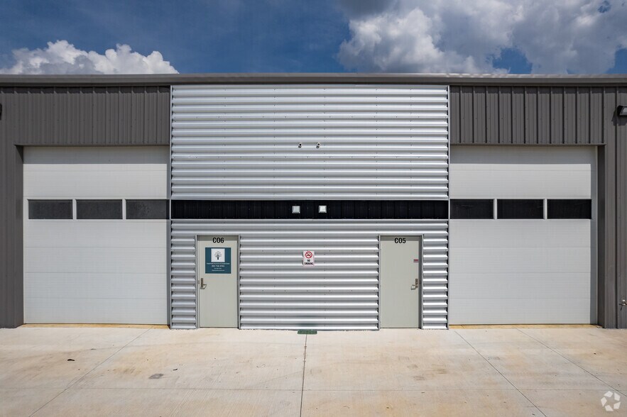 More Photos Of 4060 Thomas St, Oxford Restaurant For Lease