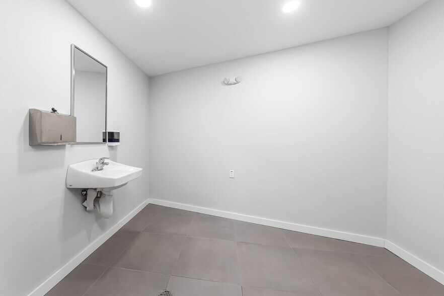 More Photos Of 212 Gateway Blvd, Westville Office Residential For Sale