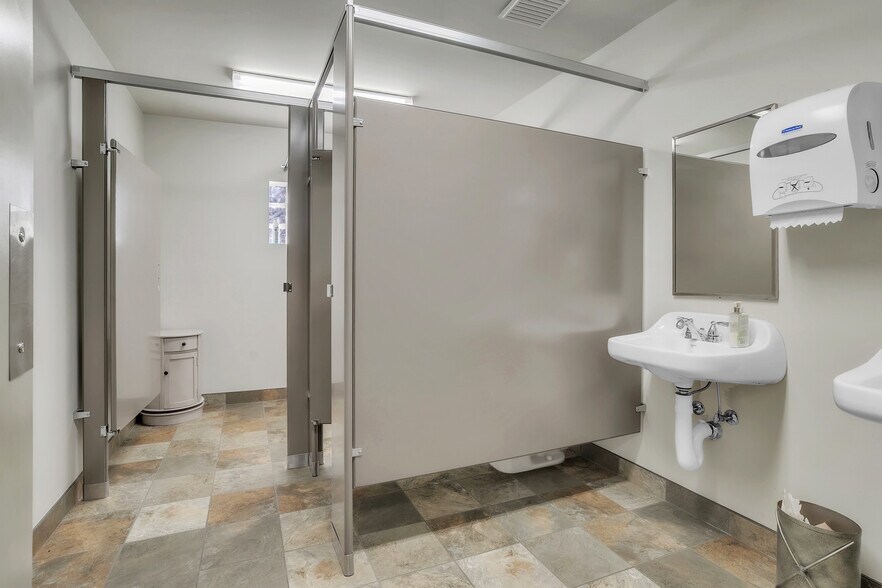 More Photos Of 1450 Pa-51, Clairton Office For Sale