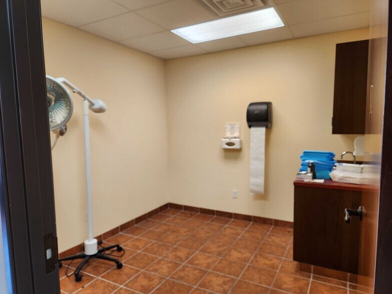 More Photos Of 7700 Cat Hollow Dr, Round Rock Medical For Lease