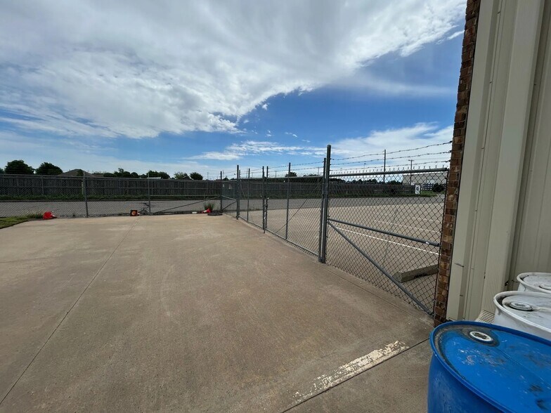 More Photos Of 10549 NW 10th St, Oklahoma City Industrial For Lease