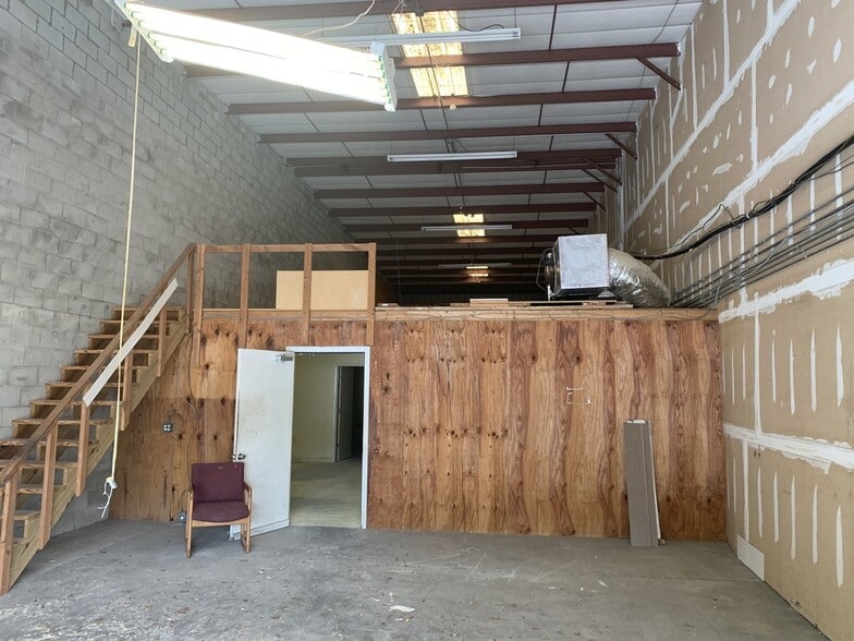 More Photos Of 1575 Cattlemen Rd, Sarasota Showroom For Lease