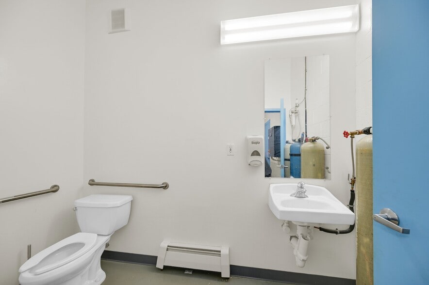 More Photos Of 170-172 Spring St, Newton Office For Sale