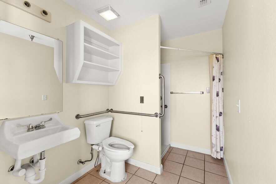 More Photos Of 102 Floyd St, Naples Specialty For Sale