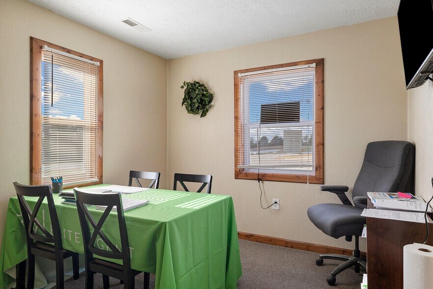 More Photos Of 1302 Shull St, Ava Medical For Sale