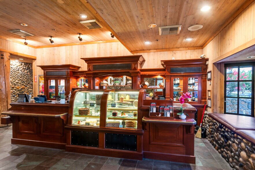 More Photos Of 1905 S Commerce Center Dr E, San Bernardino Restaurant For Lease