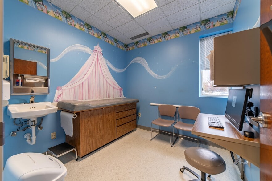 More Photos Of 100 Brevco Plz, Lake Saint Louis Medical For Lease