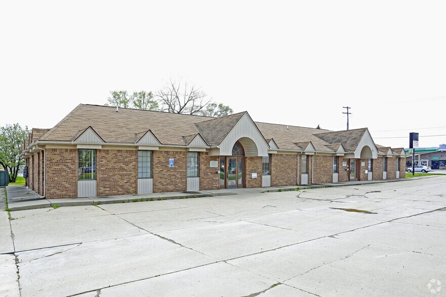 More Photos Of 1975 E Maple Rd, Troy Office For Lease