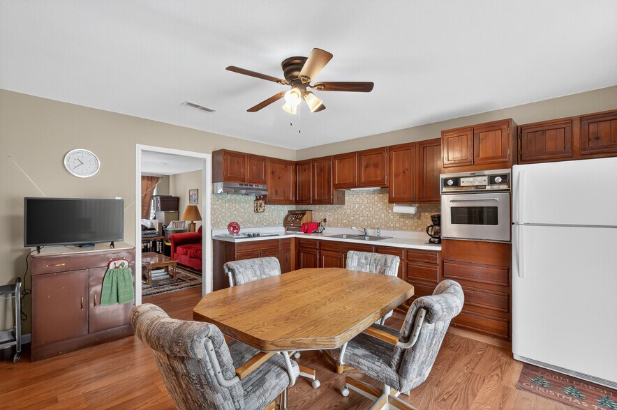 More Photos Of 638 Main St, Columbia Office For Sale