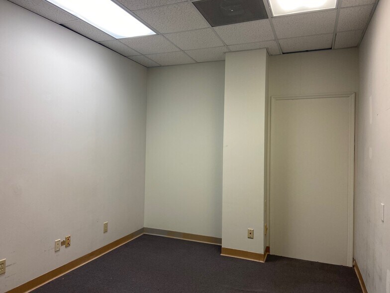 More Photos Of 509 Mineral Trace, Birmingham Light Distribution For Lease