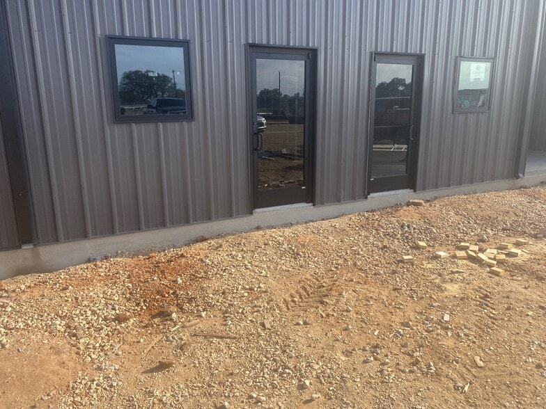 More Photos Of 2638 Business Loop 181 N, Floresville Flex For Lease