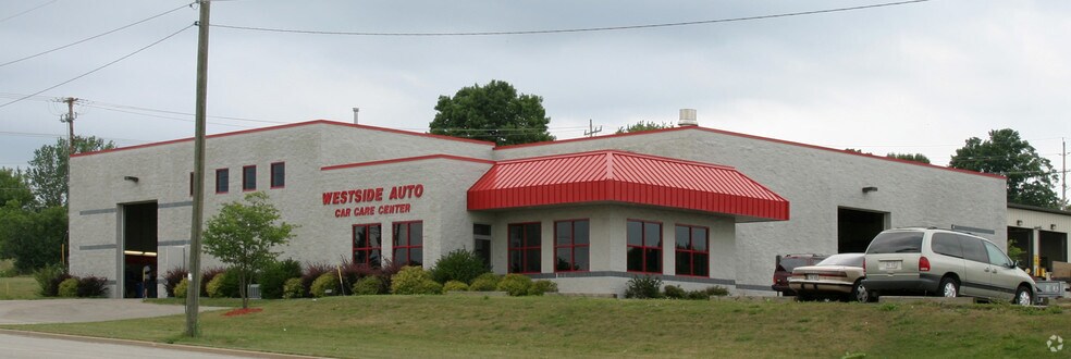 Primary Photo Of 820 W Sumner St, Hartford Auto Repair For Sale
