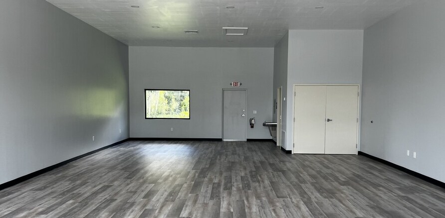 More Photos Of 745 Tillman Pl, Plant City Showroom For Lease