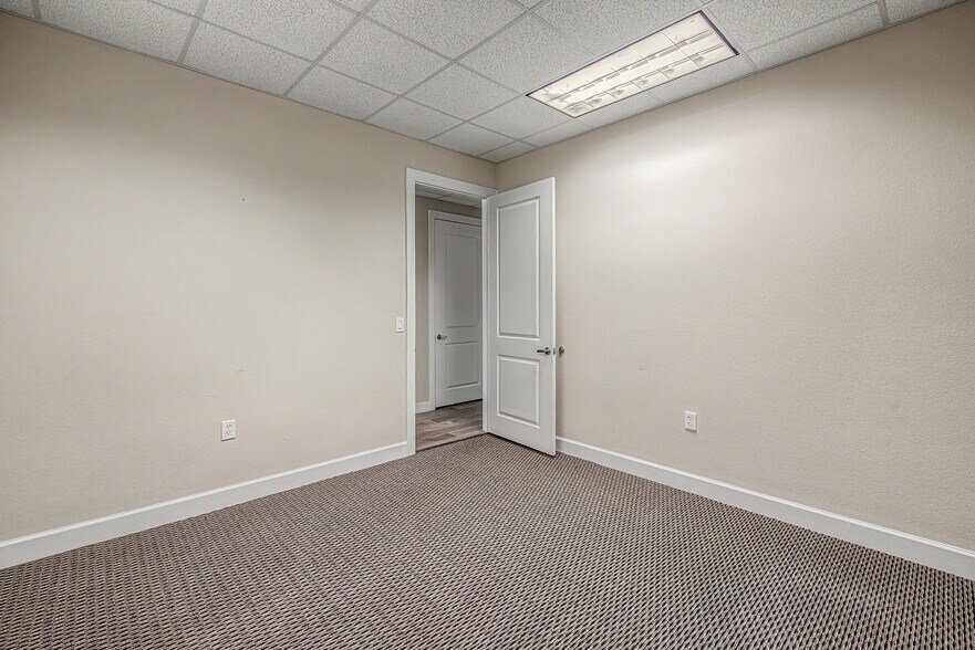 More Photos Of 633 E Fernhurst Dr, Katy Medical For Sale