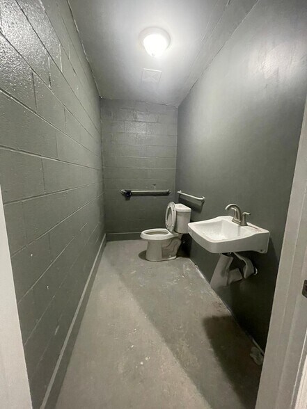 More Photos Of 4607 E Broadway Ave, North Little Rock Freestanding For Sale