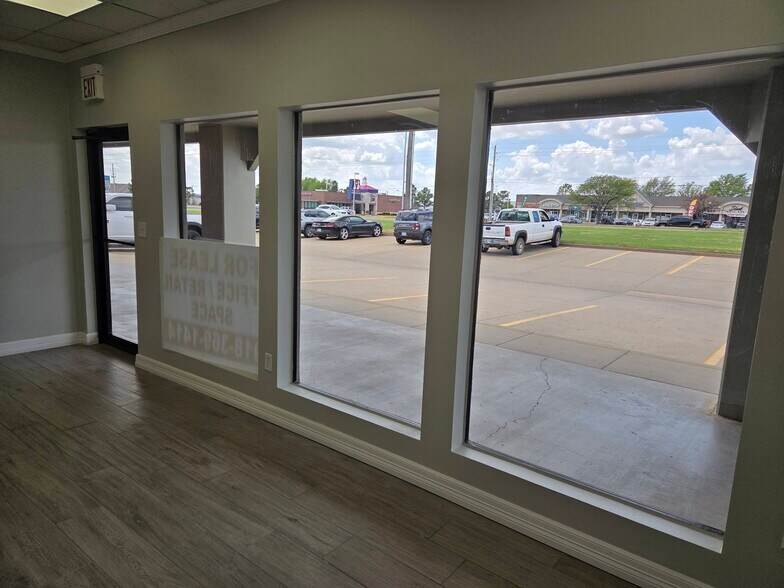 More Photos Of 11001-11013 S Memorial Dr, Tulsa Unknown For Lease