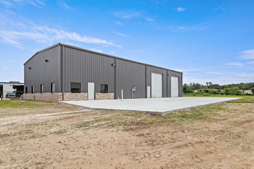 More Photos Of 1750 Cardinal dr, Beaumont Flex For Sale