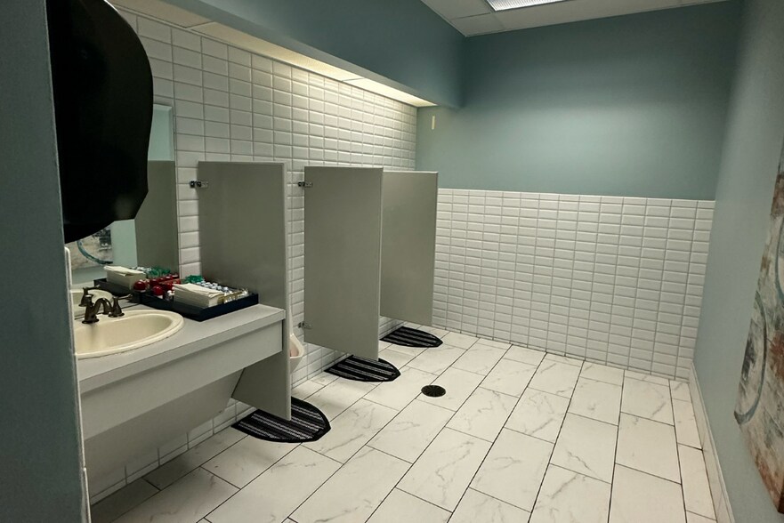 More Photos Of 6037 Commerce Ct, Mason Warehouse For Lease