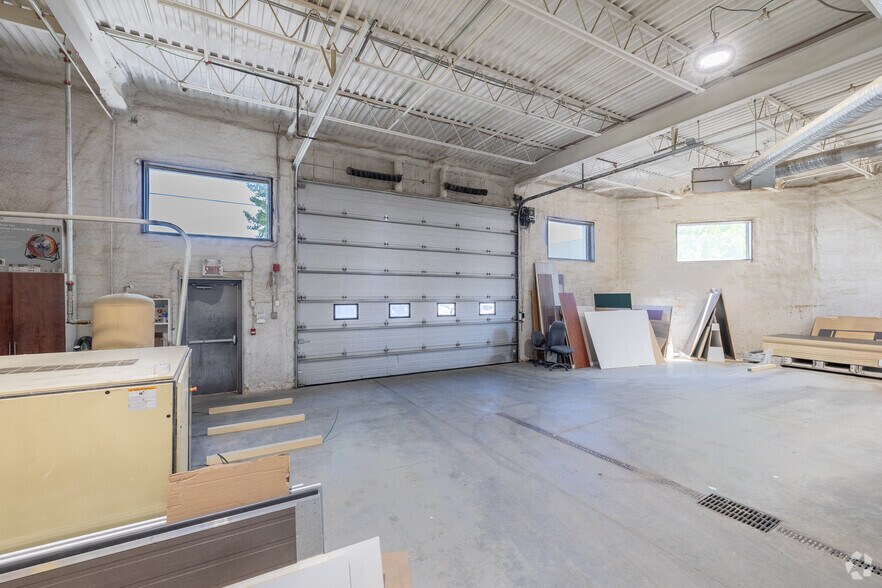 More Photos Of 235 Montee De Liesse, Saint-Laurent Manufacturing For Sale