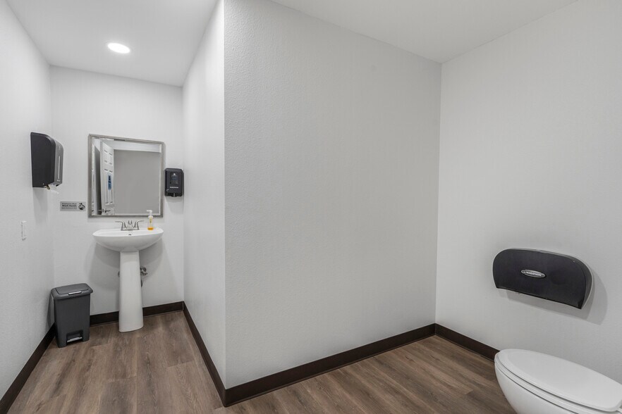 More Photos Of 10401 Fm 1902, Crowley Showroom For Sale