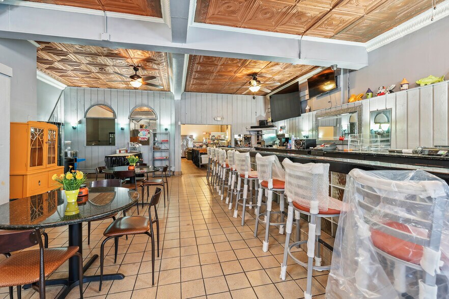 More Photos Of 1701 Pine Ave, Niagara Falls Restaurant For Sale