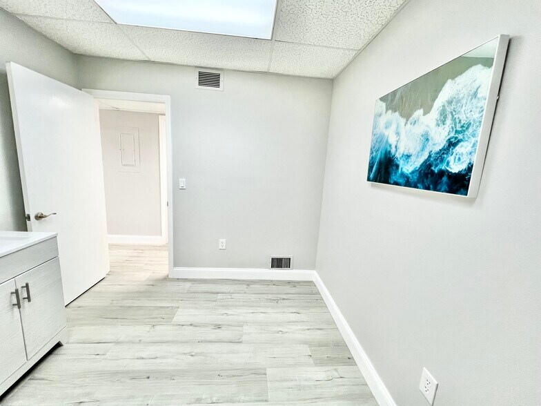 More Photos Of 2650 Bahia Vista St, Sarasota Medical For Sale