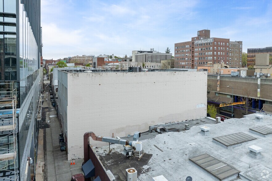 More Photos Of 4315 NE University Way, Seattle Storefront For Lease