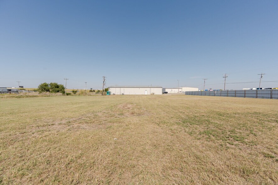 More Photos Of 3600 Valley Park Dr, El Reno Light Distribution For Lease