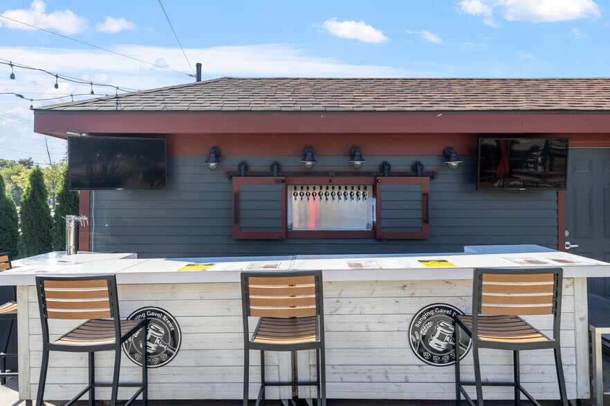 More Photos Of 6811 Hickory St, Tinley Park Bar For Sale