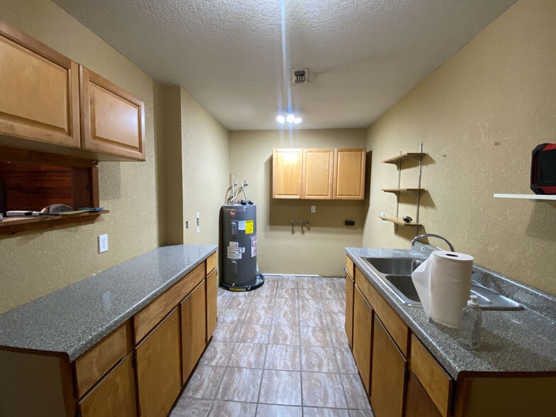 More Photos Of 8491 US Highway 281 N, Spring Branch Showroom For Lease