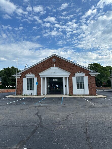 More Photos Of 4140 W Maple Rd, Bloomfield Hills Medical For Lease