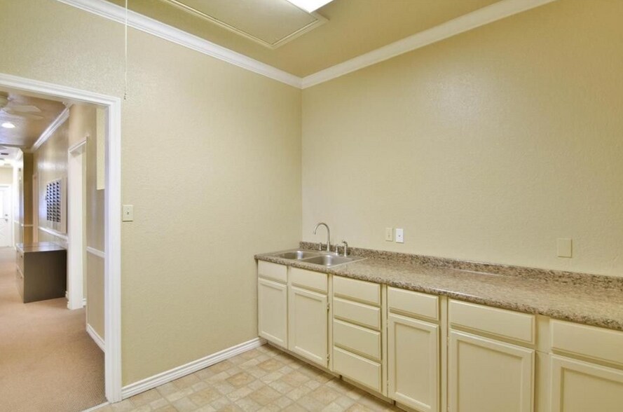 More Photos Of 606 S Harbor Ct, Granbury Office For Lease