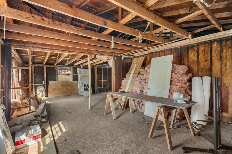 More Photos Of 7736 Westpoint Rd, West Point Freestanding For Sale