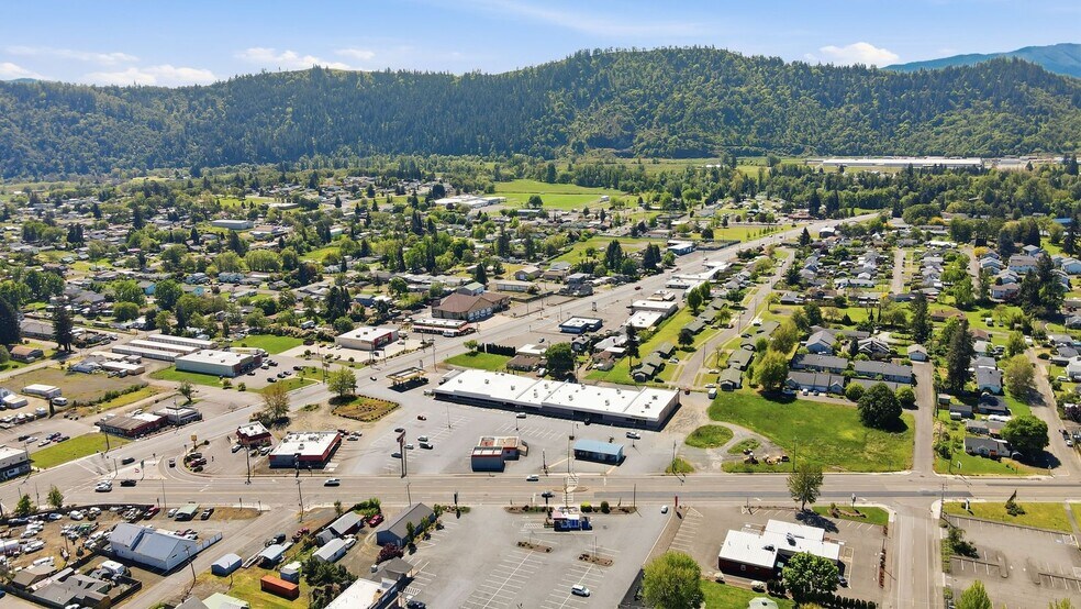 More Photos Of 122 NW Douglas blvd, Winston General Retail For Lease