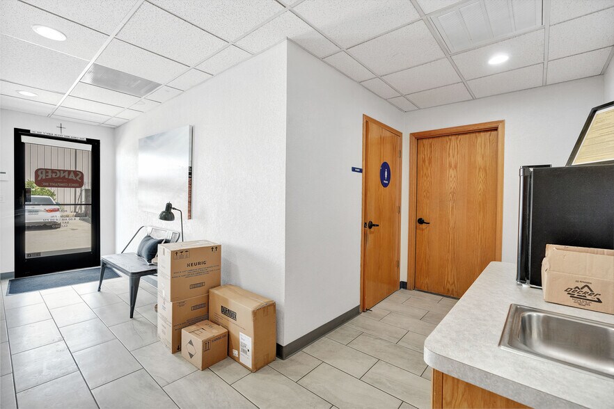 More Photos Of 1848 Industrial Way, Sanger Warehouse For Lease