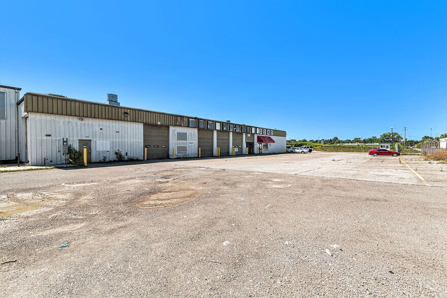 More Photos Of 3302 Kent St, Flint Distribution For Lease