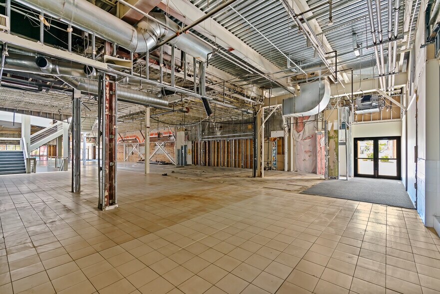 More Photos Of 301 E Yakima Ave, Yakima Office For Sale