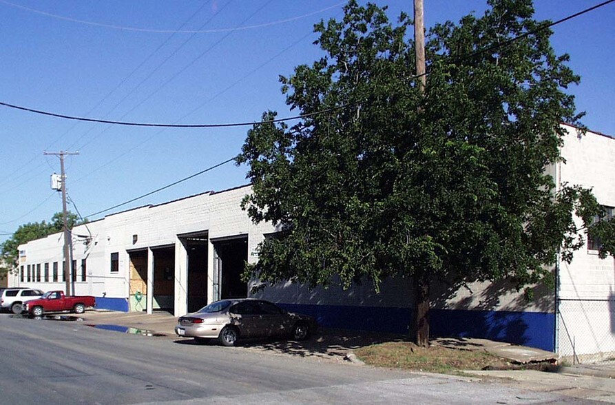 More Photos Of 1202 Dragon St, Dallas Flex For Lease