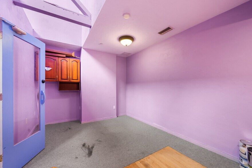 More Photos Of 2441 NW 43rd St, Gainesville Storefront For Sale